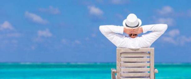 Mann genießt Sommerurlaub an tropischem Strand